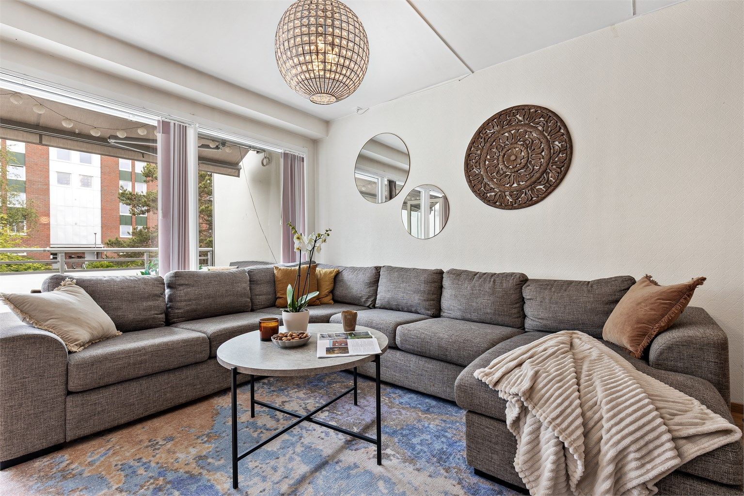 Her kan man møblere med sofa, salongbord og TV-seksjon. Det er også utgang til en romslig balkong. 