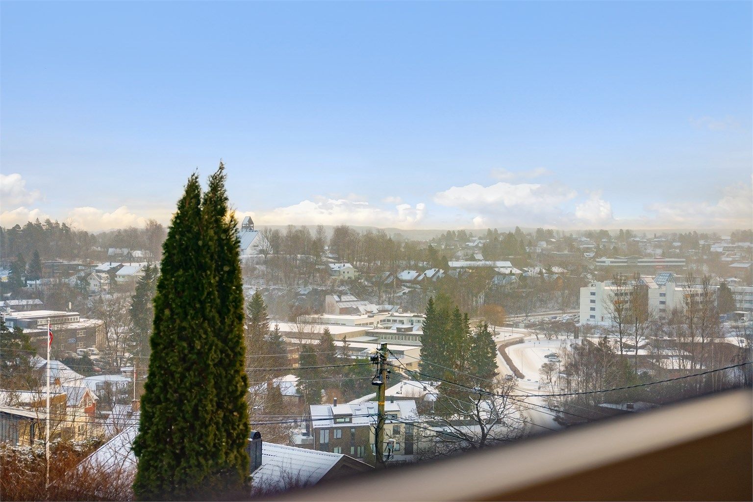 Billingstad stasjon ligger kun fire minutters gange unna, med hyppige avganger mot Oslo S.