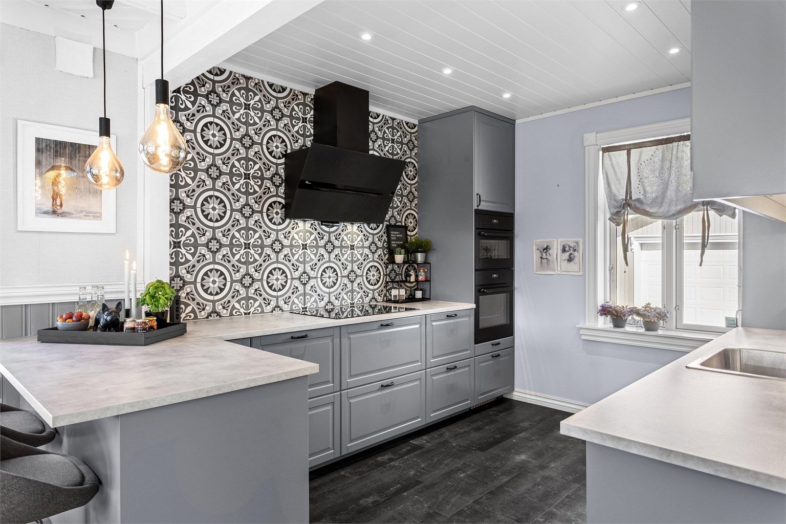Pent kjøkken med IKEA innredning fra 2019 med profilerte fronter. Benkeplate med laminert overflate med nedfelt kjøkkenvask.