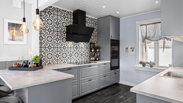 Pent kjøkken med IKEA innredning fra 2019 med profilerte fronter. Benkeplate med laminert overflate med nedfelt kjøkkenvask.