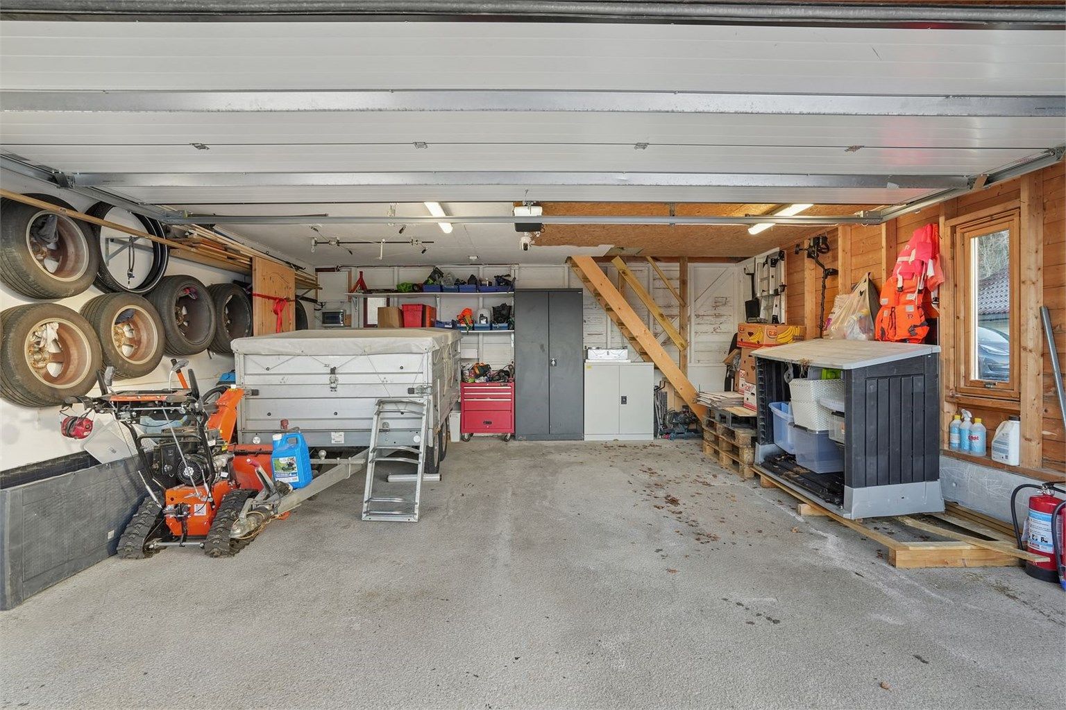 Garasje med god plass til oppbevaring 