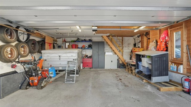 Garasje med god plass til oppbevaring