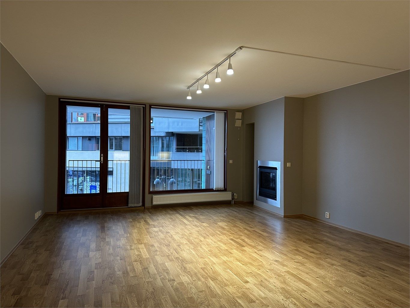 Stor stue med åpen kjøkkenløsning. God plass til både sofadel og spisegruppe. Hyggelig gasspeis. 