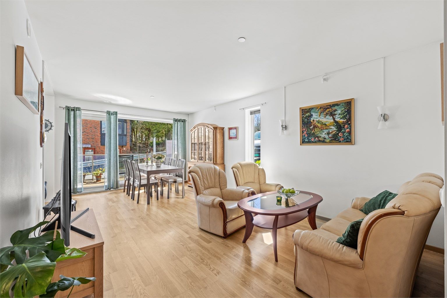 Velkommen til Vestre Strøm Residens. Dette er en moderne og lettstelt 3-roms leilighet fra 2019, med alt på ett plan og heisadkomst fra garasjen.