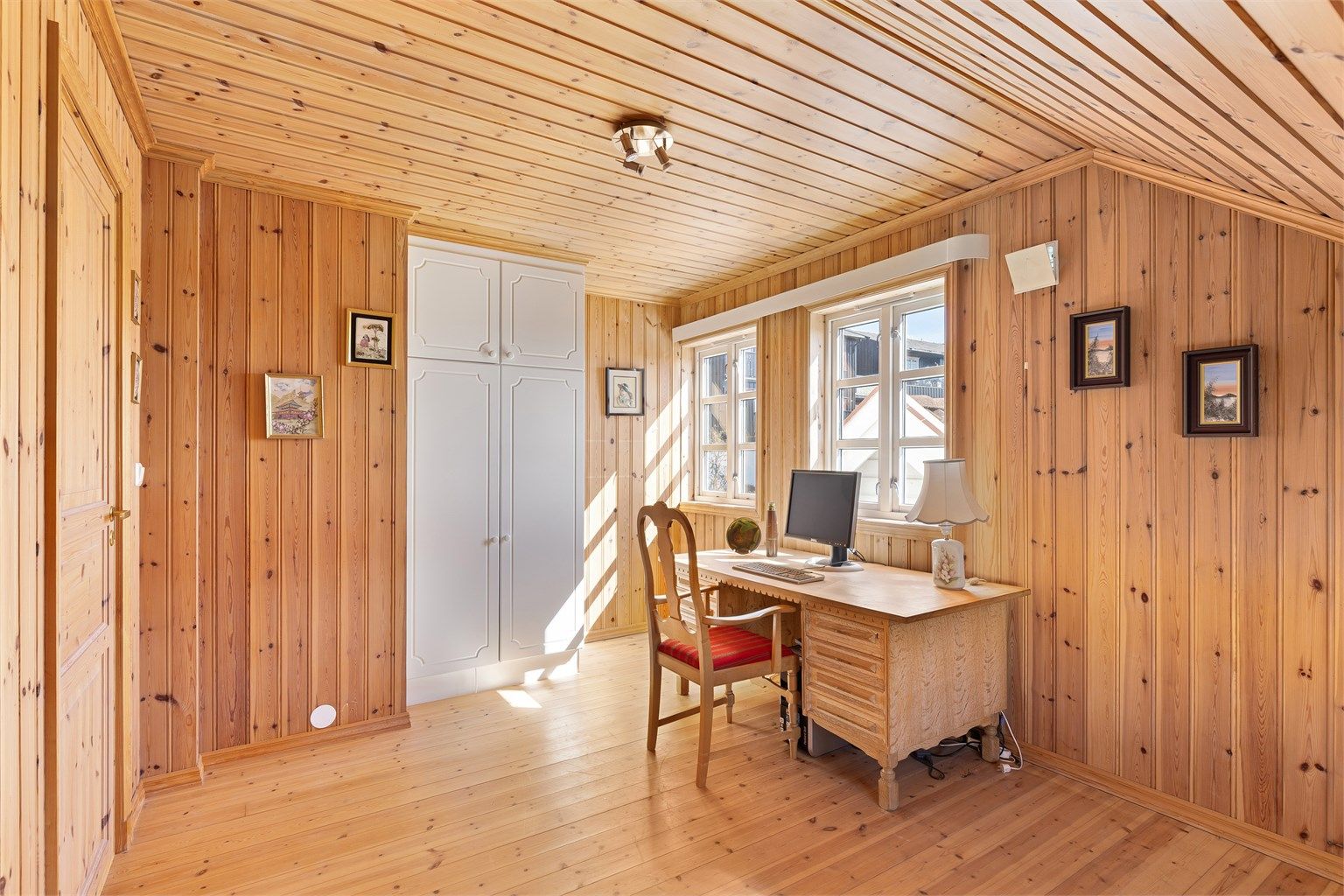 Det største soverommet er i dag innredet som et kontor, men har god plass til en dobbeltseng