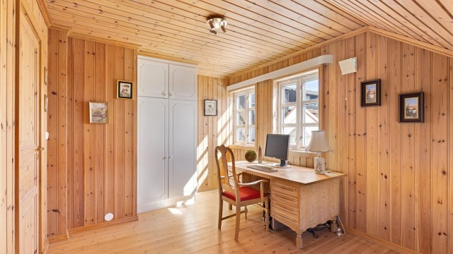 Det største soverommet er i dag innredet som et kontor, men har god plass til en dobbeltseng