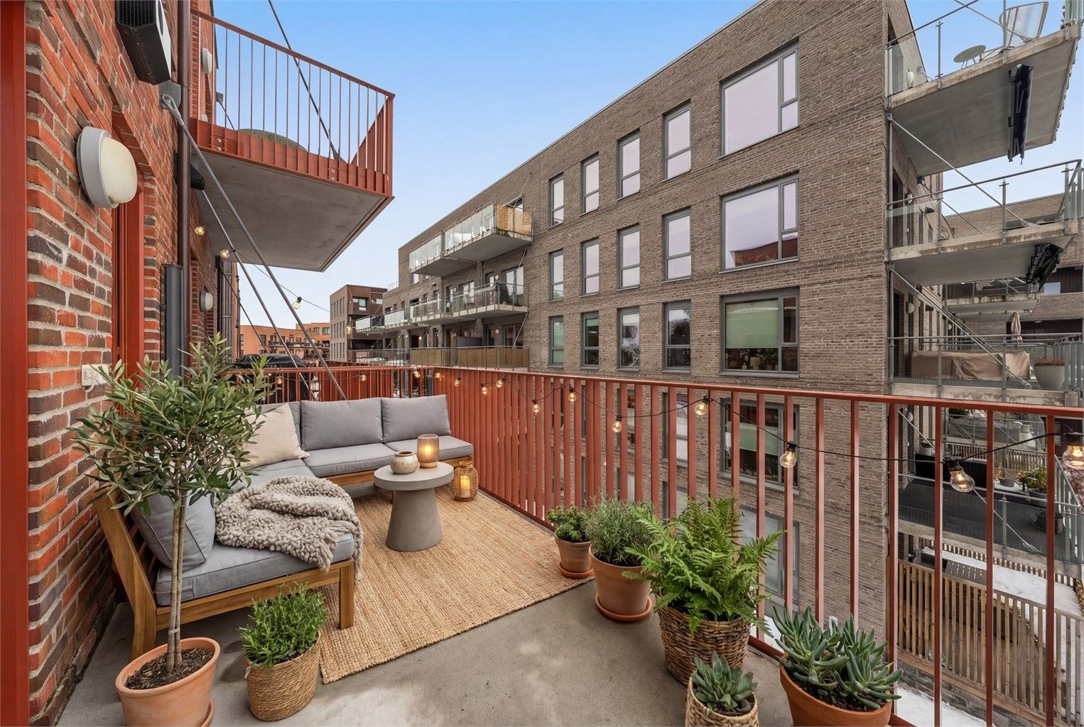 Sydvendt balkong på ca. 9 kvm. Digitalt møblert.