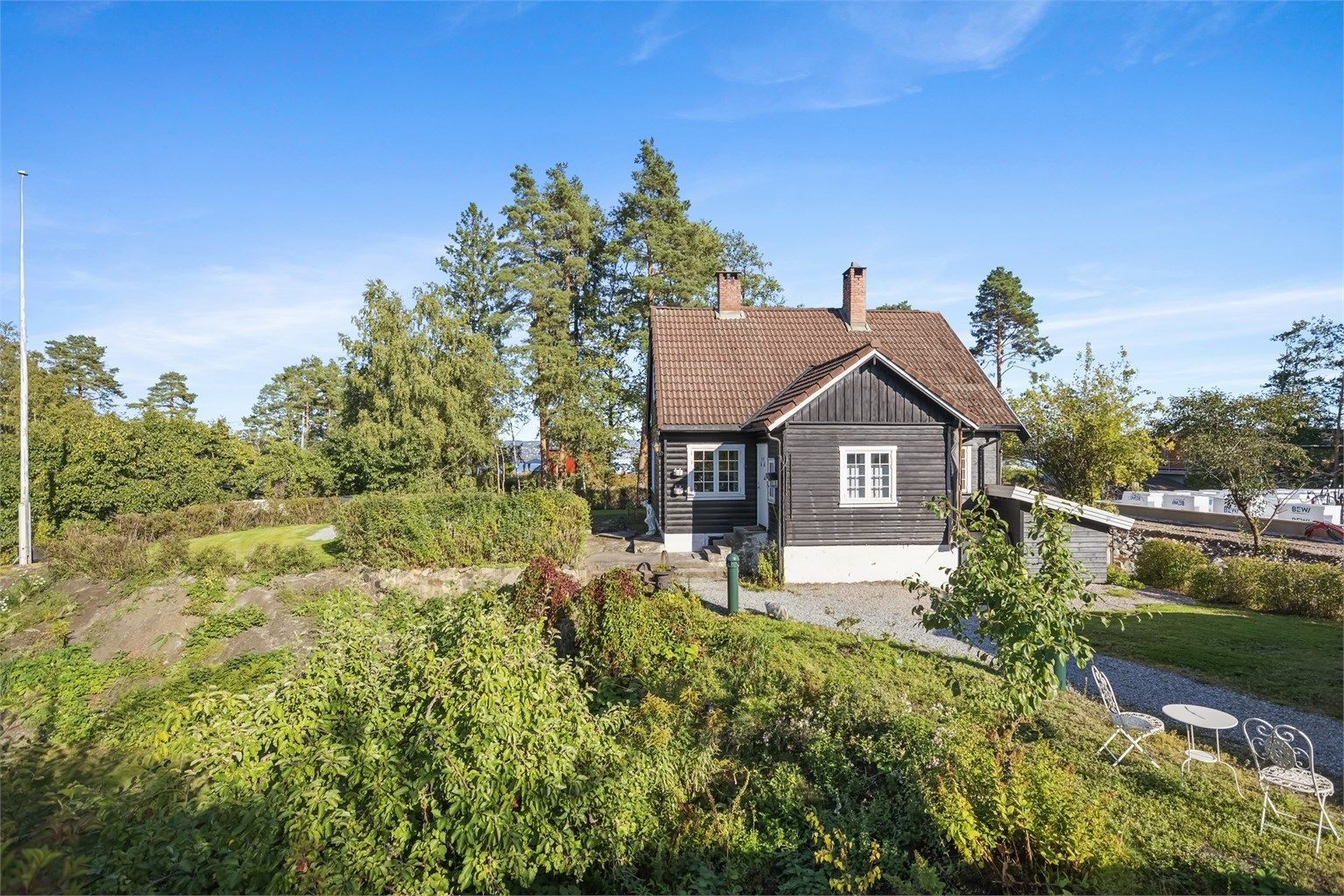Sjarmerende tømmerhus fra 1938 med sjel og historie. Huset har bevart sin tidstypiske karakter med smårutede vinduer og en lun, eventyrlig atmosfære. Foto Per O. Skjellnan v/Efkt 