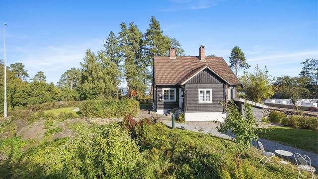 Sjarmerende tømmerhus fra 1938 med sjel og historie. Huset har bevart sin tidstypiske karakter med smårutede vinduer og en lun, eventyrlig atmosfære. Foto Per O. Skjellnan v/Efkt