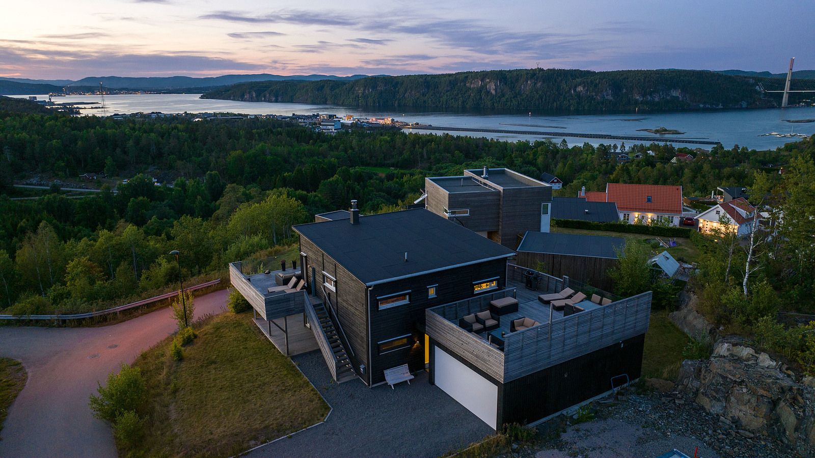 Høyt og fritt beliggende enebolig med en vidstrakt utsikt over fjorden.