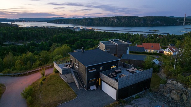 Høyt og fritt beliggende enebolig med en vidstrakt utsikt over fjorden.