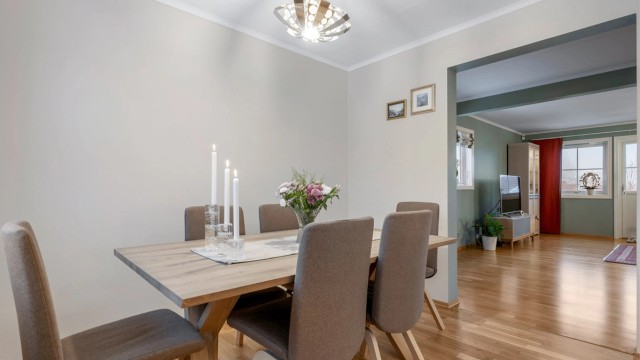 Her har man god plass til å samle familie og venner til hyggelige sammenkomster.