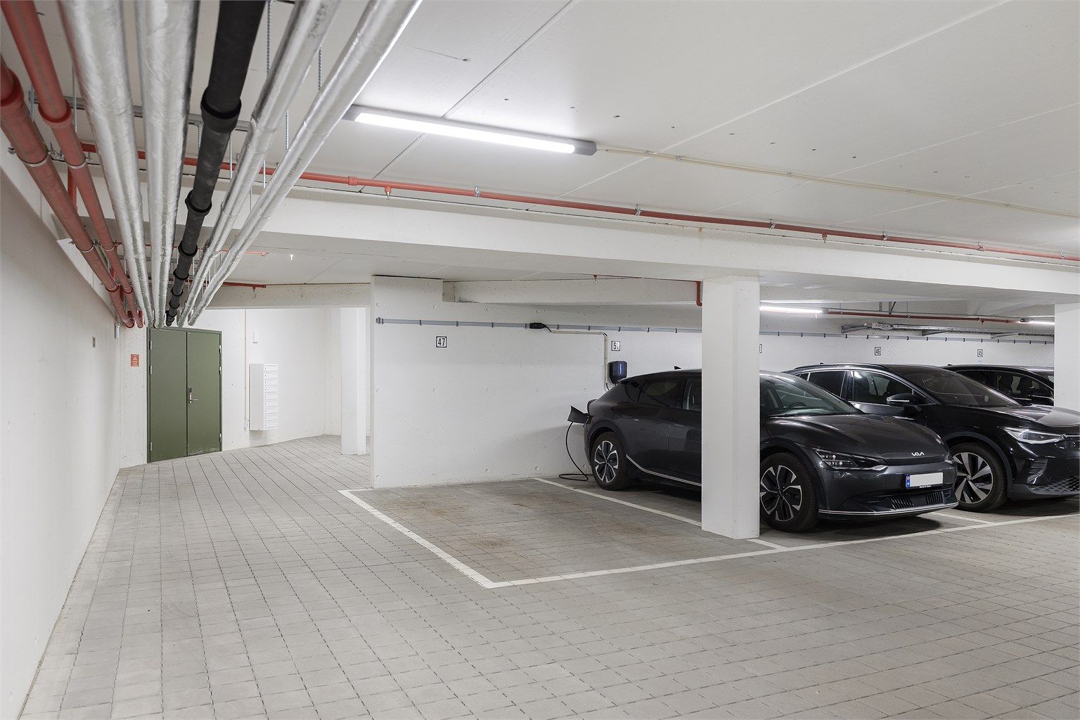 Egen garasjeplass i felles anlegg merket med nr. 47. Tilrettelagt for elbil-lader.
