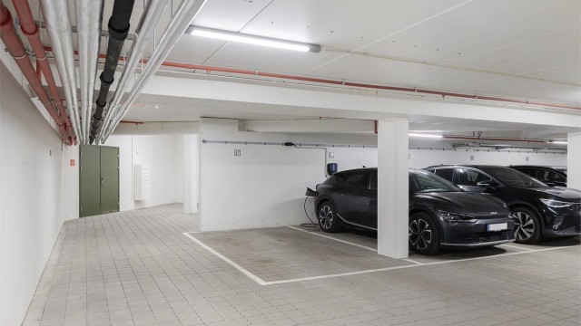 Egen garasjeplass i felles anlegg merket med nr. 47. Tilrettelagt for elbil-lader.
