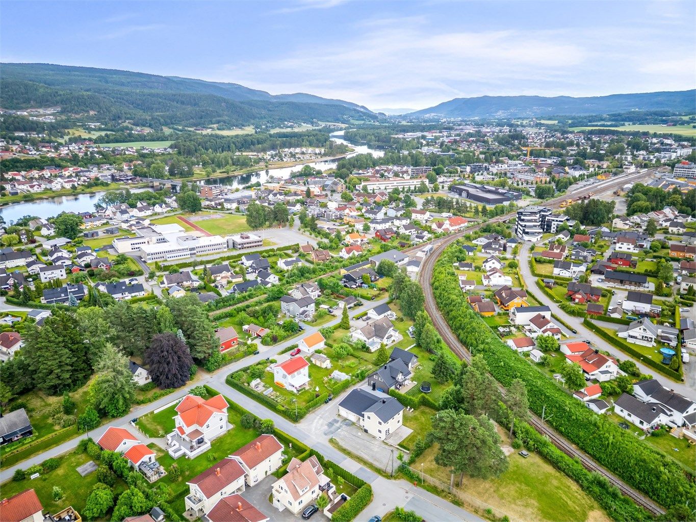 Sentrumsnært med gangavstand til Hokksund sentrum med jernbanestasjon