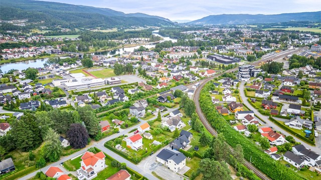 Sentrumsnært med gangavstand til Hokksund sentrum med jernbanestasjon