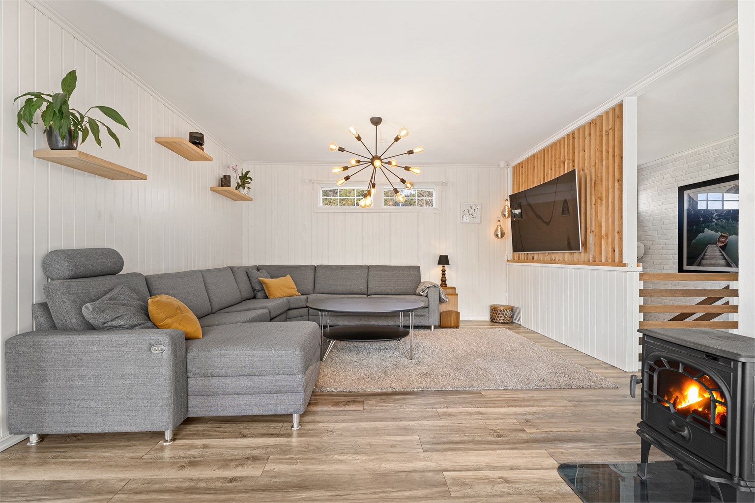 Åpen stue/kjøkken-løsning som gjør det til et stort sosialt rom