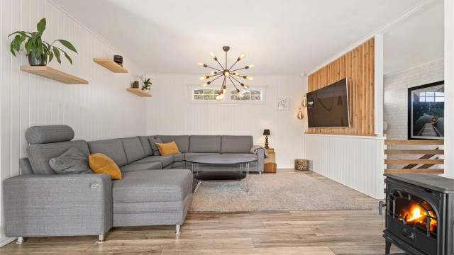 Åpen stue/kjøkken-løsning som gjør det til et stort sosialt rom