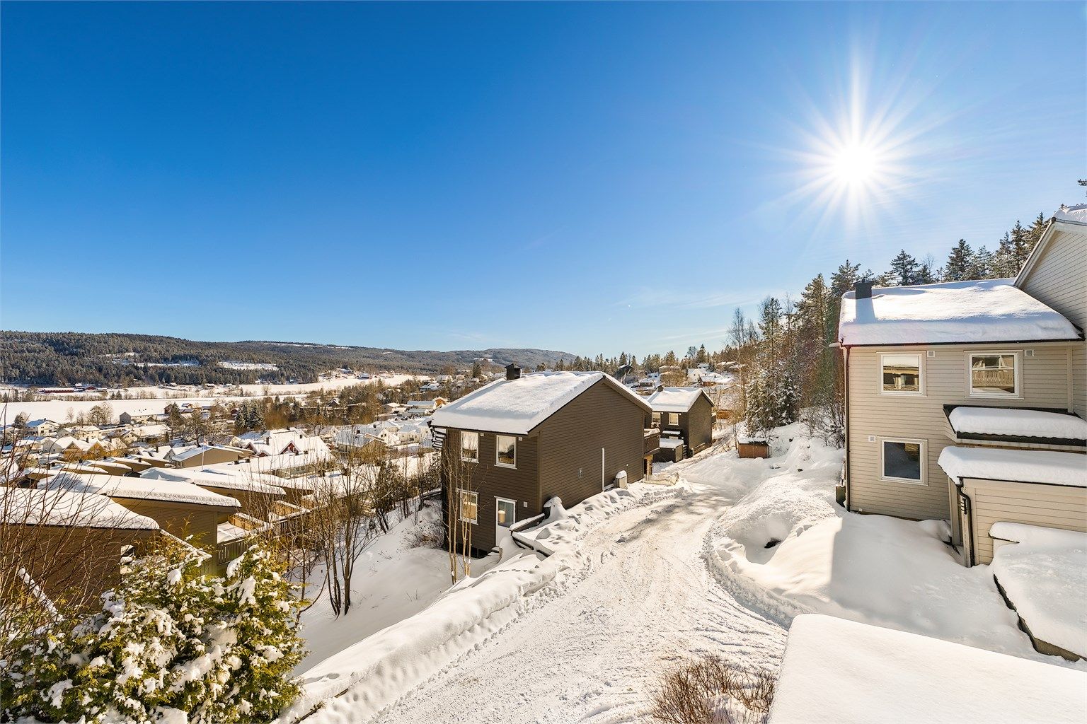 Utsikt fra balkongen i 2. etasje, gode solforhold og siden det er enderekke så er det litt luftig rundt boligen. 
