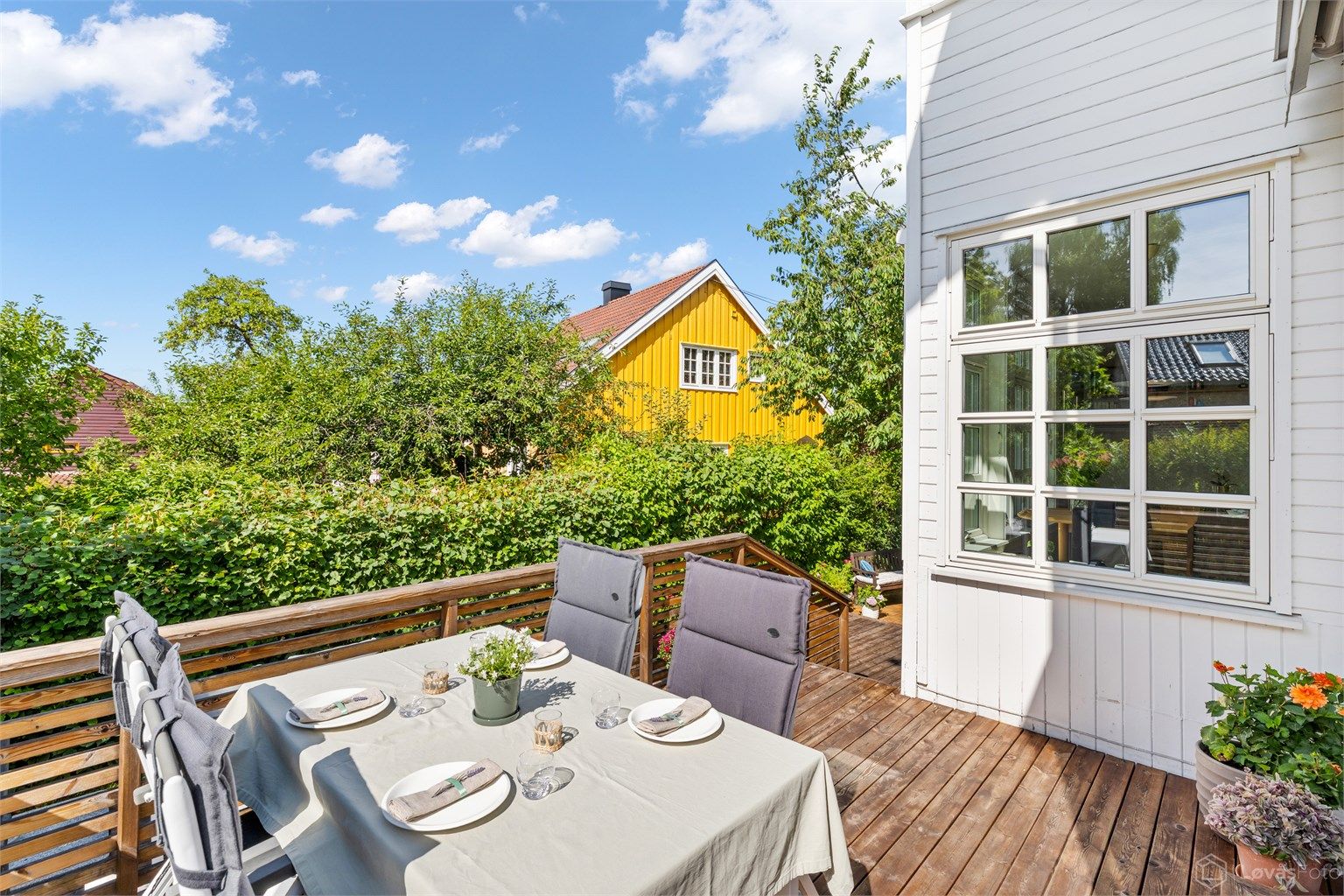 Terrassen er på 13 kvm og har elektrisk markise. Trapp fra terrassen ned til stor terrasseplatting og hage