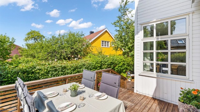 Terrassen er på 13 kvm og har elektrisk markise. Trapp fra terrassen ned til stor terrasseplatting og hage