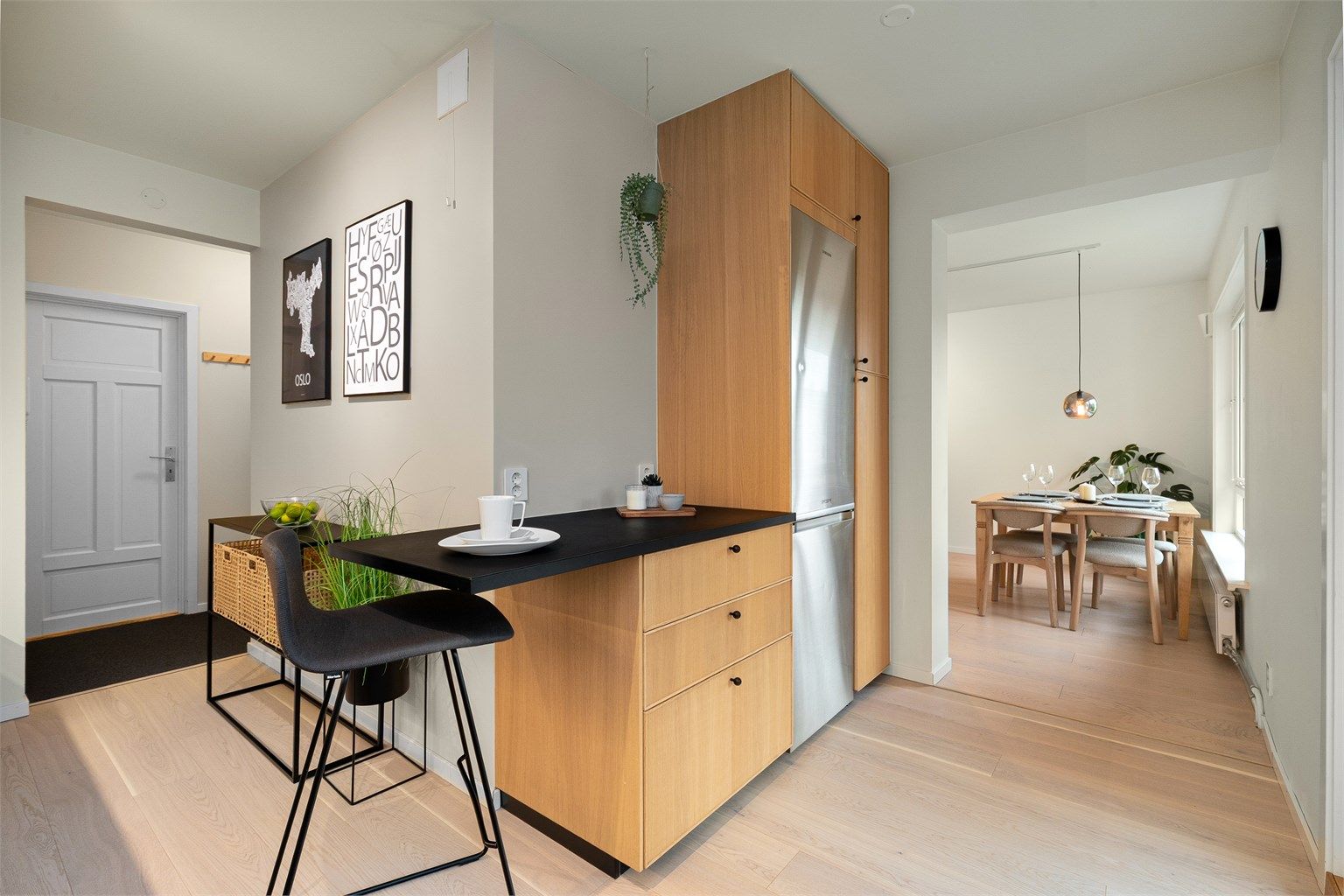 Kjøkkenet har en praktisk utforming med blant annet en liten spiseplass ved den ene kjøkkenbenken. Alle hvitevarer på kjøkken medfølger