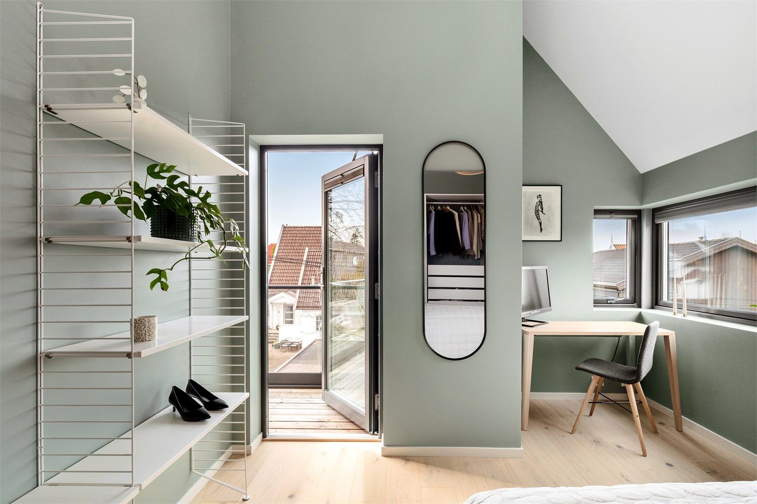 Romslig soverom med takhøyde opp mot 4 meter