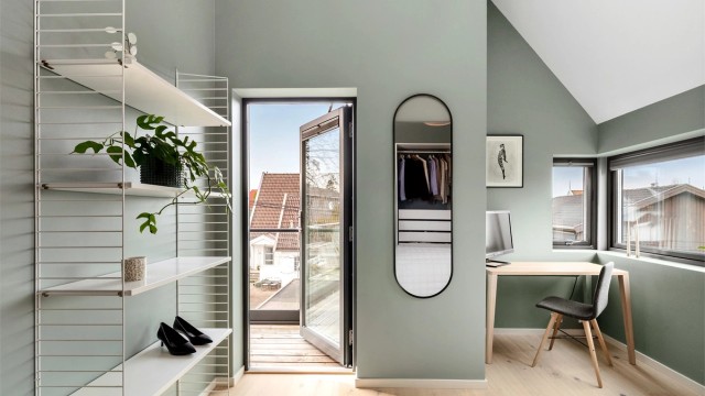 Romslig soverom med takhøyde opp mot 4 meter