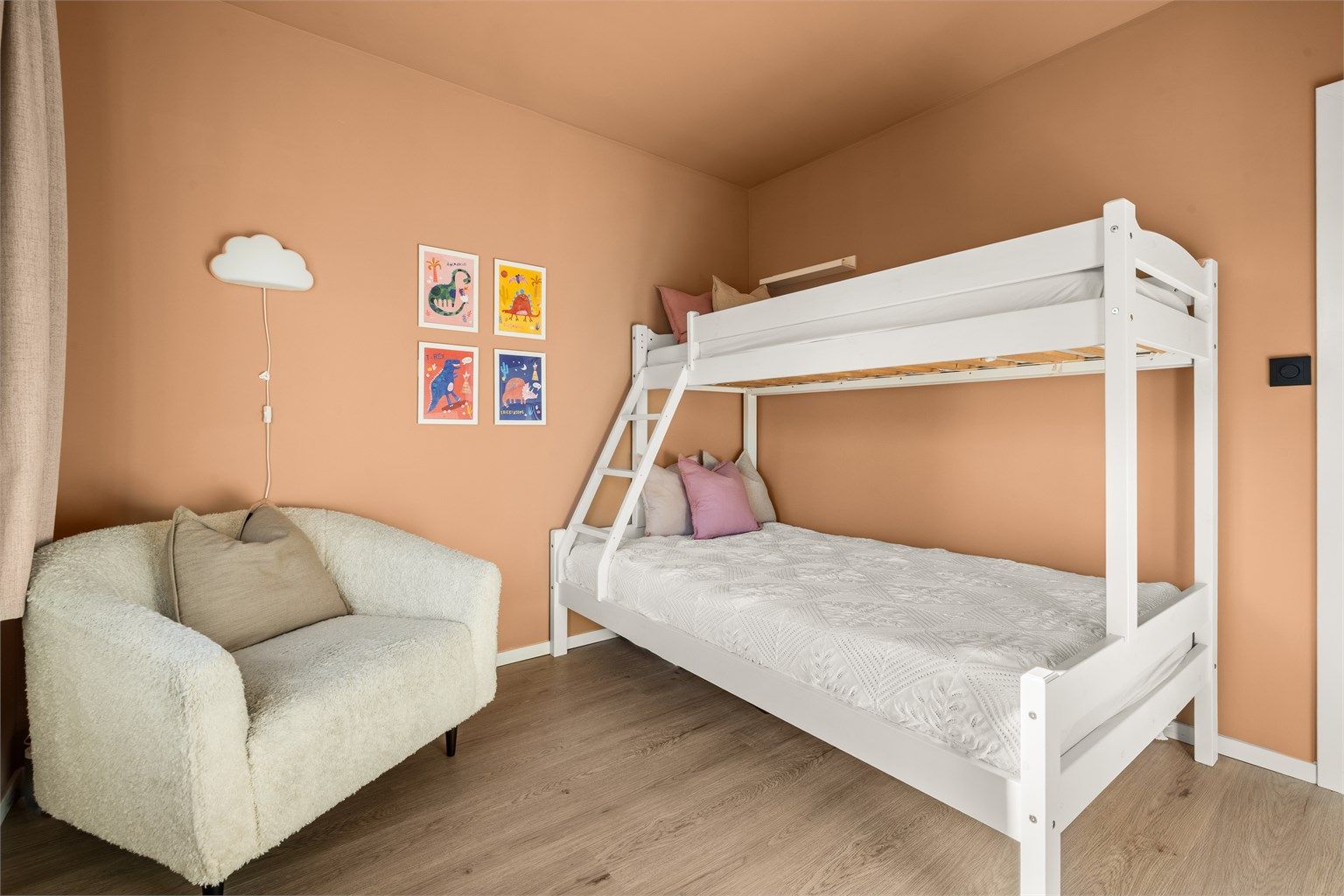 Et lyst og anvendelig rom som passer utmerket som barnerom, gjesterom eller kontor.