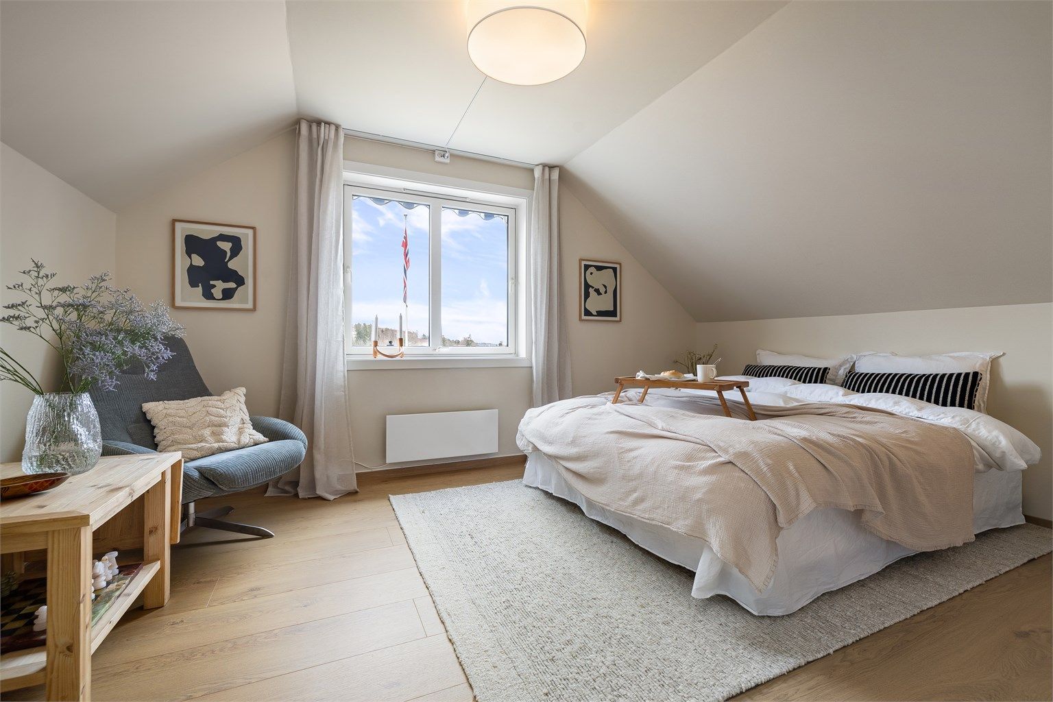 Det tredje soverommet i boligen er av god størrelse, og har et stort vindu som gir gode lysforhold