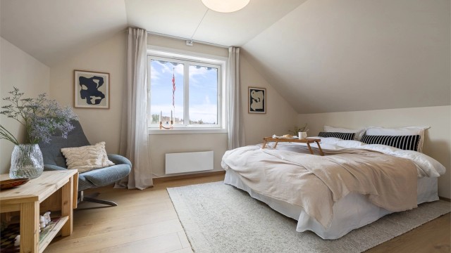 Det tredje soverommet i boligen er av god størrelse, og har et stort vindu som gir gode lysforhold