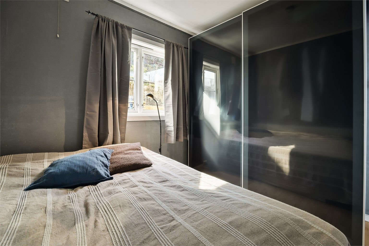 Soverom 1 med skyvedørsgarderobe