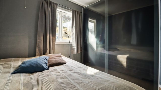 Soverom 1 med skyvedørsgarderobe