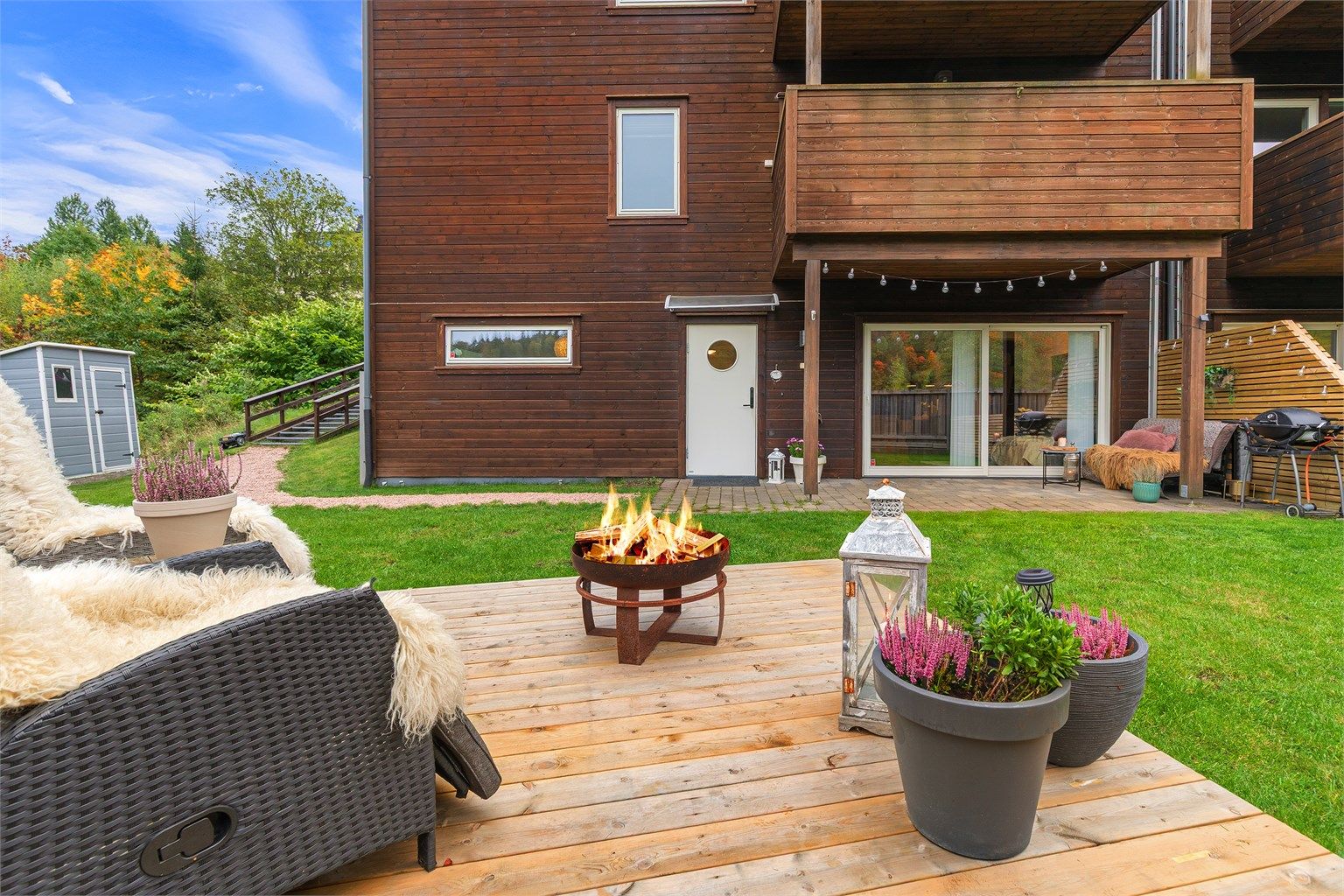 Meget hyggelig uteområde, rett utenfor leiligheten. 

Foto: Eiendomsfoto AS