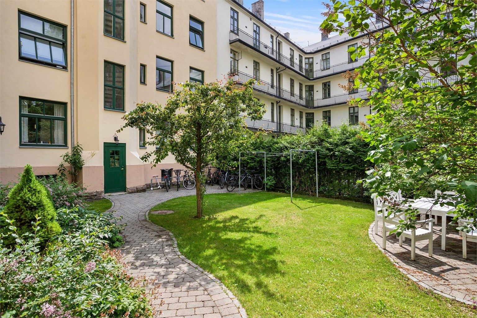 Adkomst til bakgården via baktrapp fra kjøkkenet.