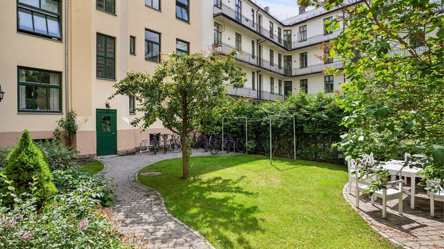 Adkomst til bakgården via baktrapp fra kjøkkenet.