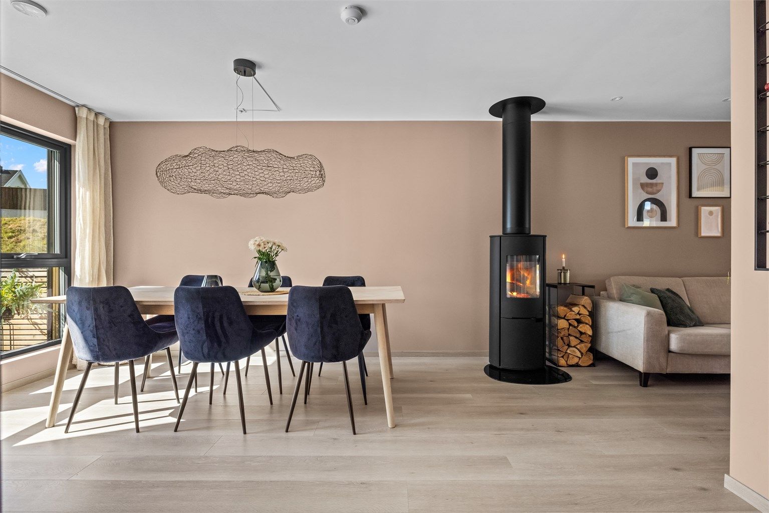 Boligen har balansert ventilasjon som sikrer et sunt og behagelig inneklima.
