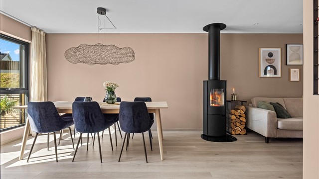 Boligen har balansert ventilasjon som sikrer et sunt og behagelig inneklima.
