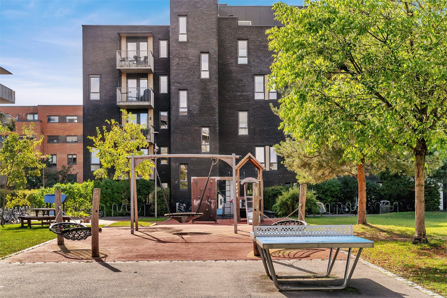 Leiligheten er tilknyttet Marienfryd Hus A1 Og A2 sameie. Tomten er opparbeidet med blant annet asfalterte internveier, busker, trær, diverse beplantning, grøntarealer, sittegrupper og lekeareal.