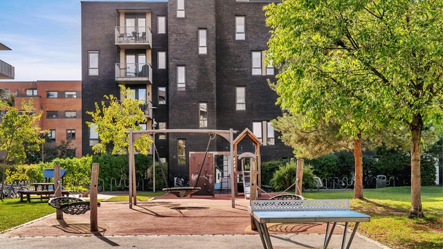 Leiligheten er tilknyttet Marienfryd Hus A1 Og A2 sameie. Tomten er opparbeidet med blant annet asfalterte internveier, busker, trær, diverse beplantning, grøntarealer, sittegrupper og lekeareal.