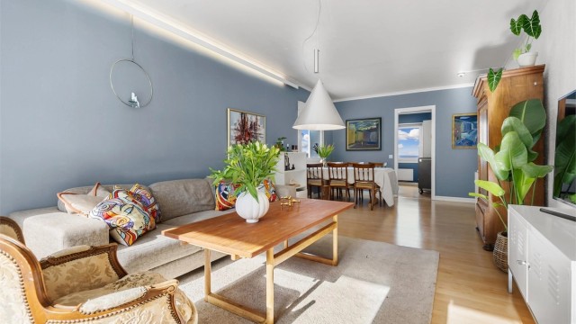I stuen er det plass for sofagruppe, TV-seksjon, spisegruppe og annet passende møblement
