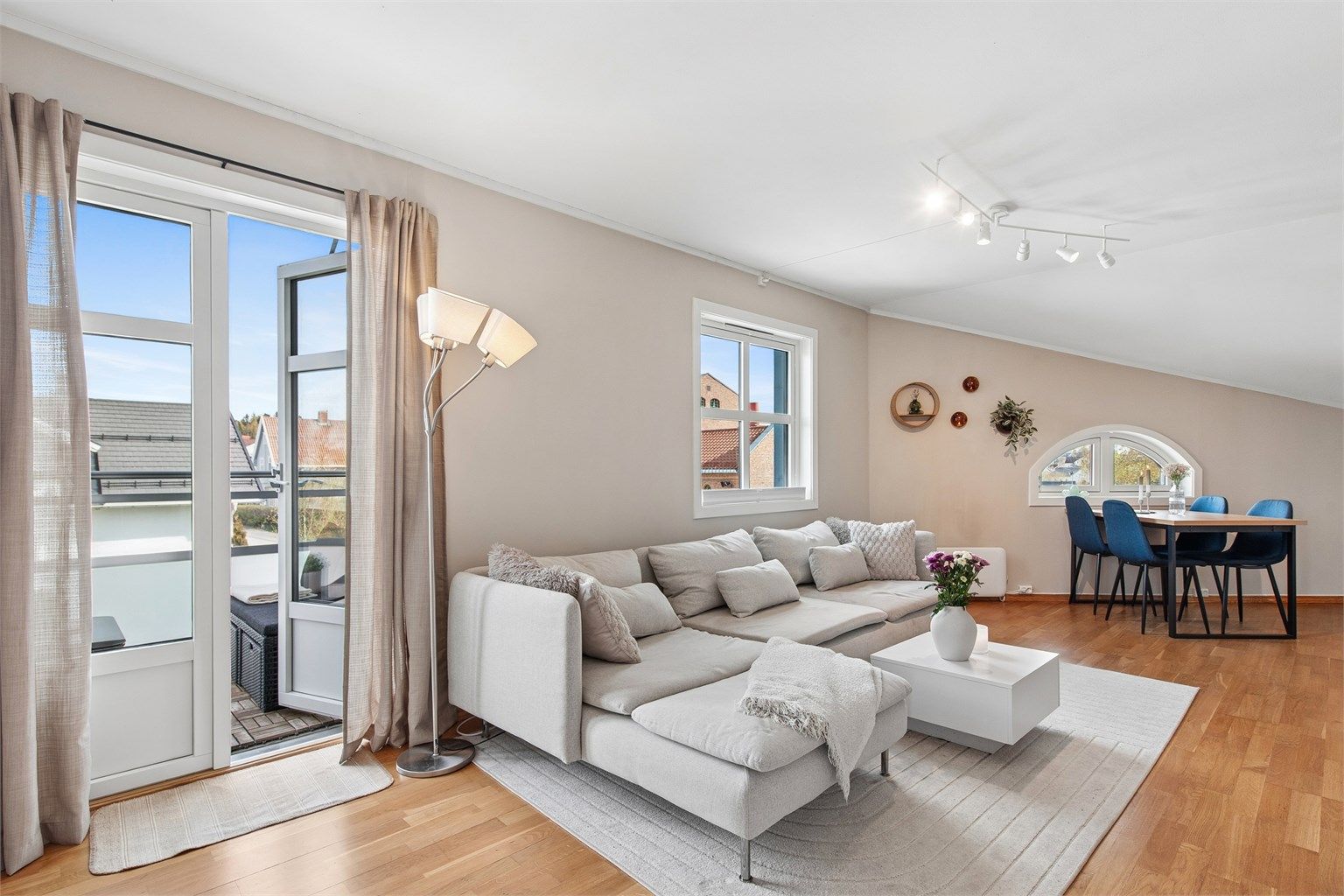 Hjørneleilighet i byggets 3. etasje som gir fine og naturlige lysforhold. 