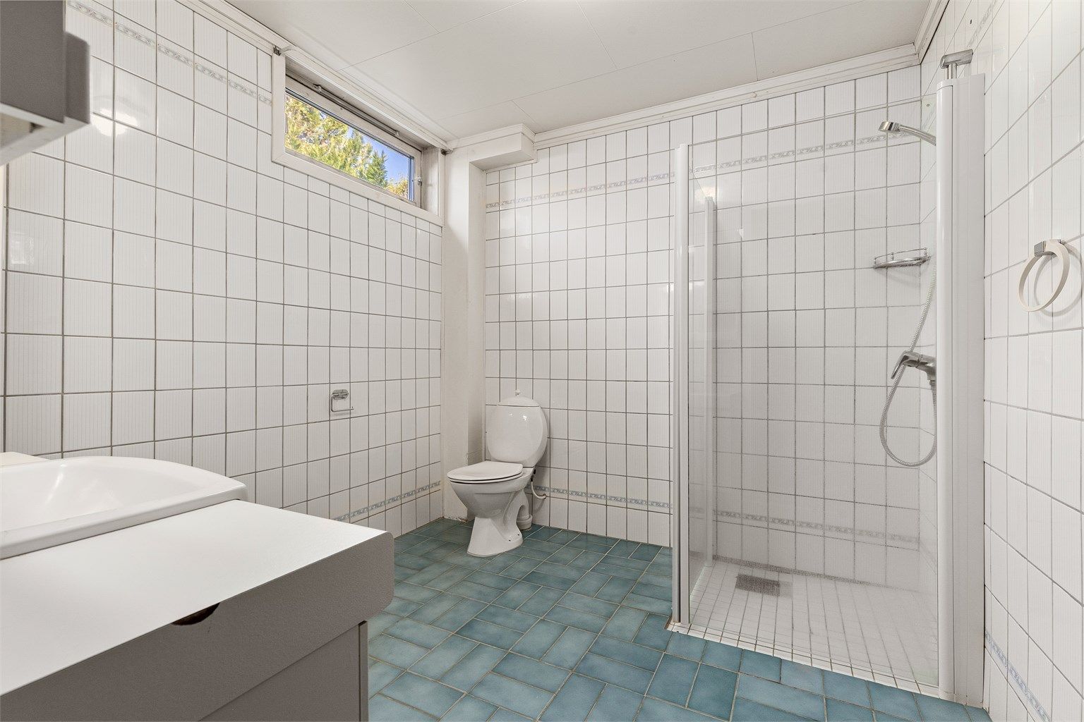 Badet er av god størrelse, men med behov for oppussing 