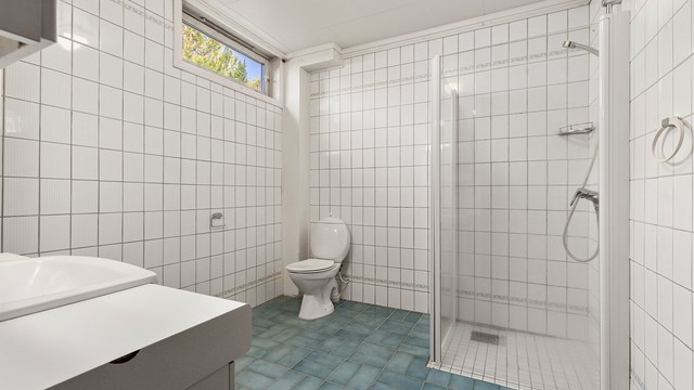 Badet er av god størrelse, men med behov for oppussing