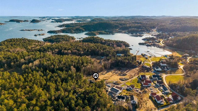 Hytta ligger på en voll med skog i bakkant med gamle, høyreiste furutrær. Stiene går på kryss og tvers gjennom skogbunn og fører til en kyststi.