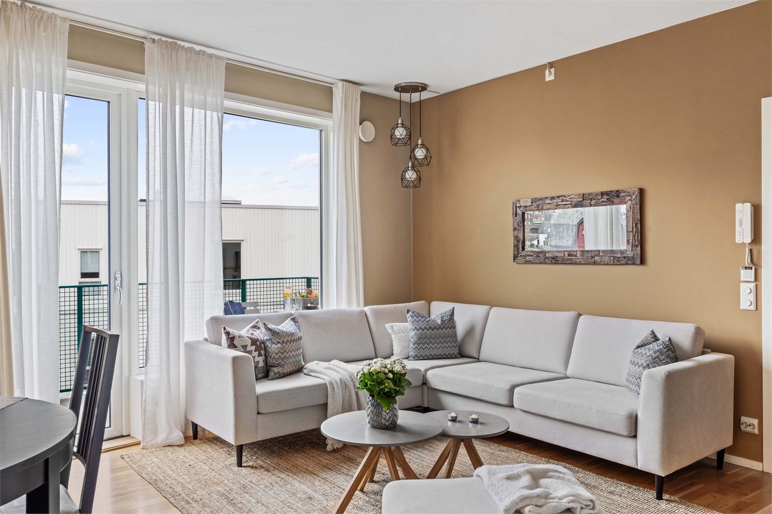 Velkommen til Ole Nielsens vei 3, presenteres av Dardan Shabi ved Eiendomsmegler Krogsveen.