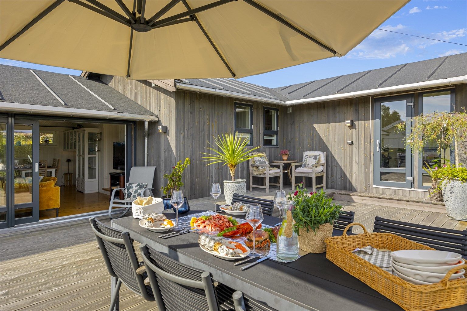 Lekker terrasse og fritidsbolig. Det er en betydelig påkostet hytte, et perfekt utgangspunkt for vakre sommerdager på Sørlandet.