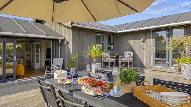 Lekker terrasse og fritidsbolig. Det er en betydelig påkostet hytte, et perfekt utgangspunkt for vakre sommerdager på Sørlandet.