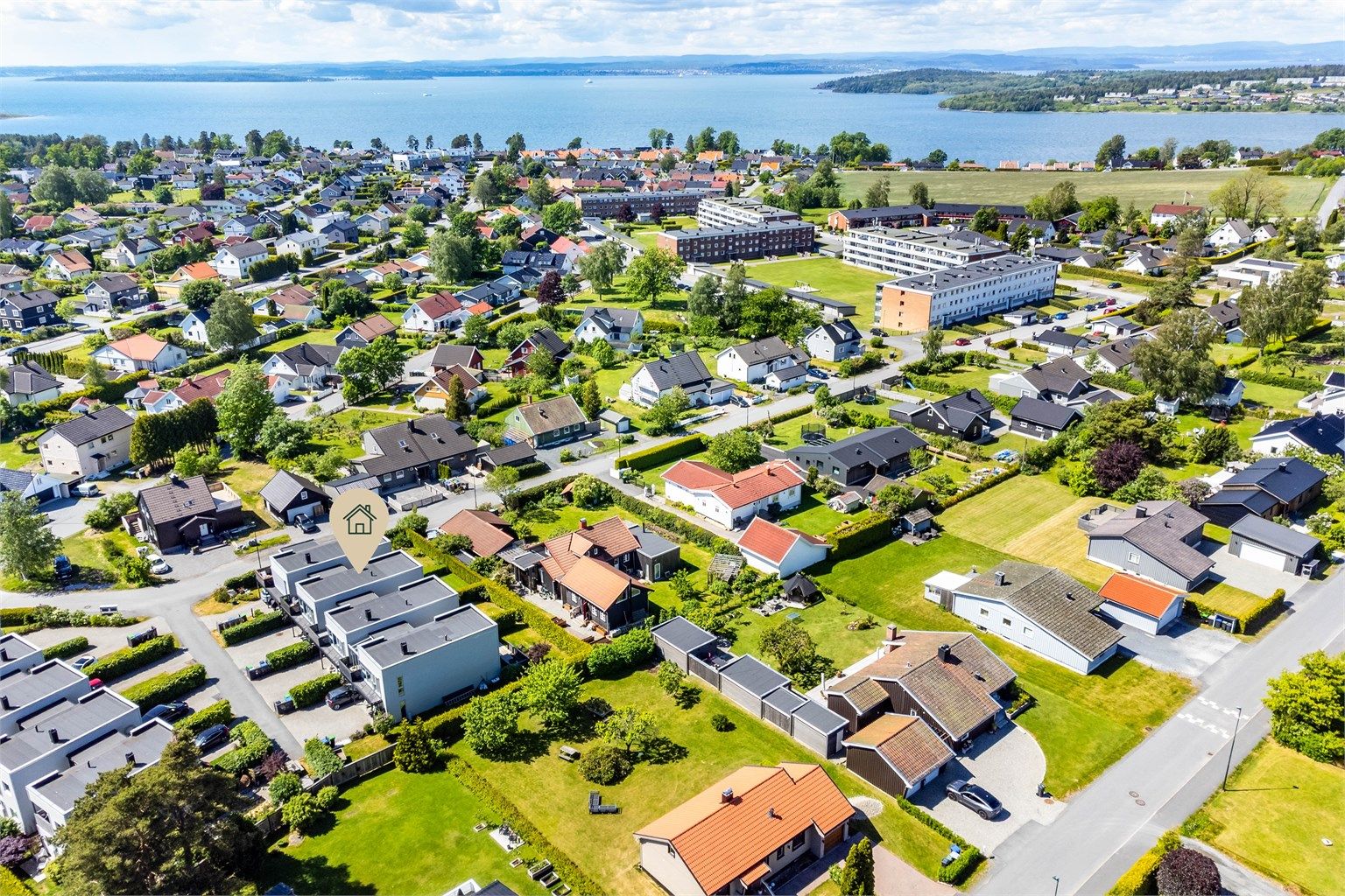 I familievennlige og ettertraktede omgivelser på Ekholt ligger denne eneboligen i kjede som siden 2022 er betydelig påkostet.