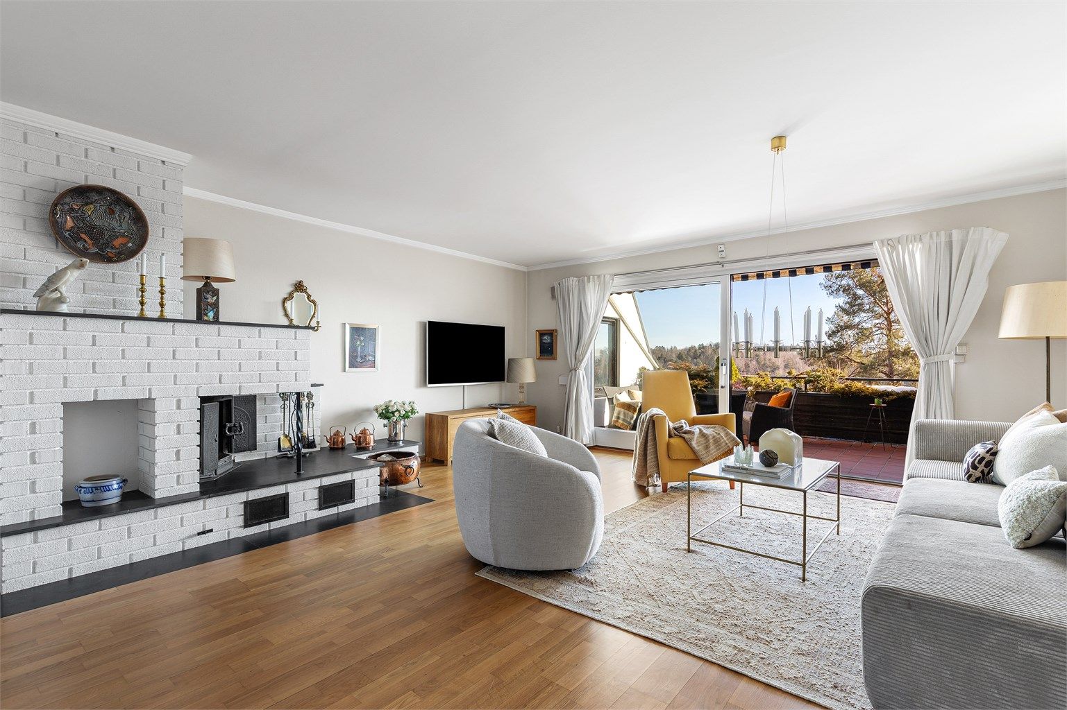 Romslig stue med flere møbleringsmuligheter. Her er det plass til sittegruppe, TV-område og skrivebord e.l. Det er en peis i stuen for ekstra varme og hygge på kjølige dager.